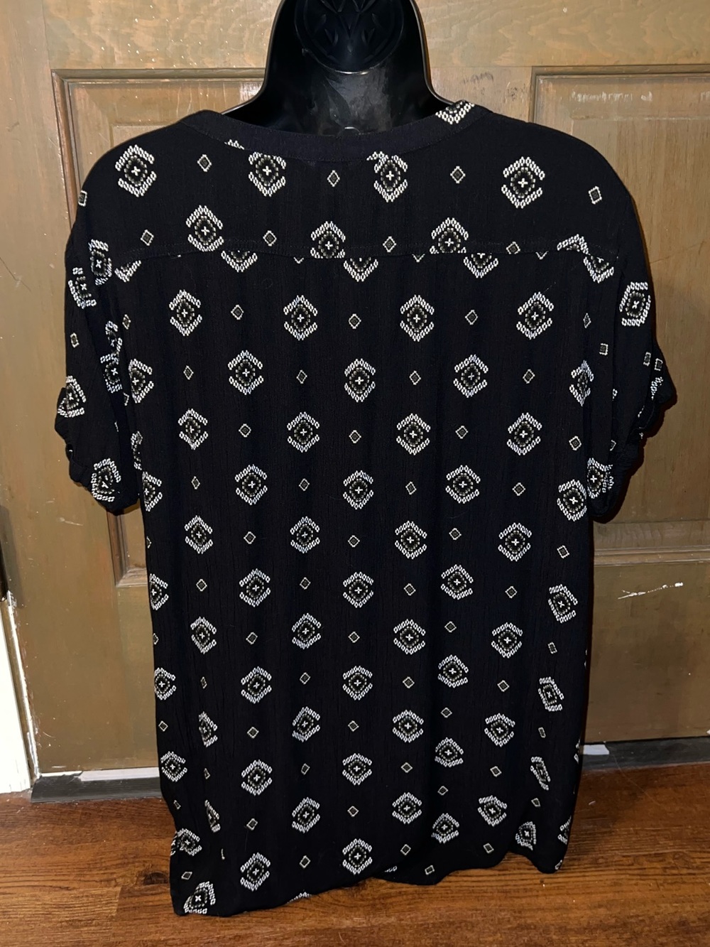 Black Geometric Print Tunic Boho Casual Short Sleeve V-Neck Top Rayon Size L - Picture 4 of 6